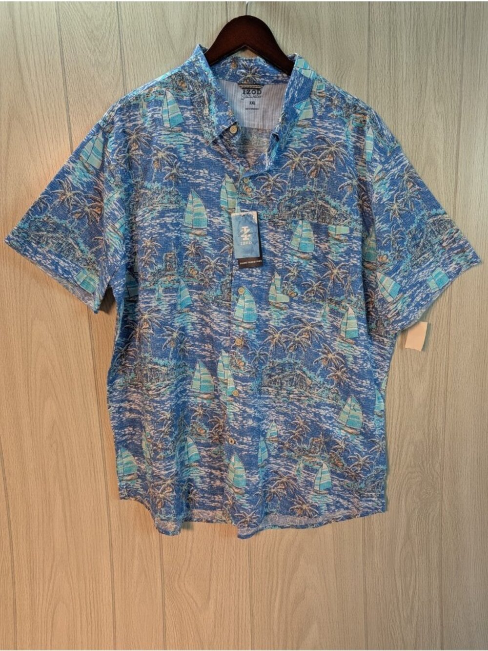 IZOD Saltwater Mens Short Sleeve Button Down Shirt Blue Tropical Chambray NEW